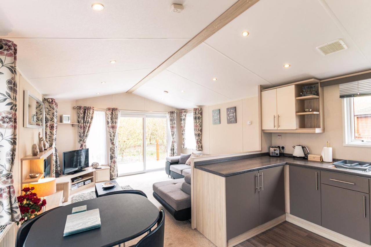 Meadows With Hot Tub Lodge